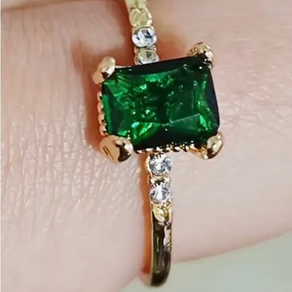 Glamorous Classic Green Rhinestone Ring - Timeless Design Sz 7,8,9,10 NWT - Picture 5 of 7